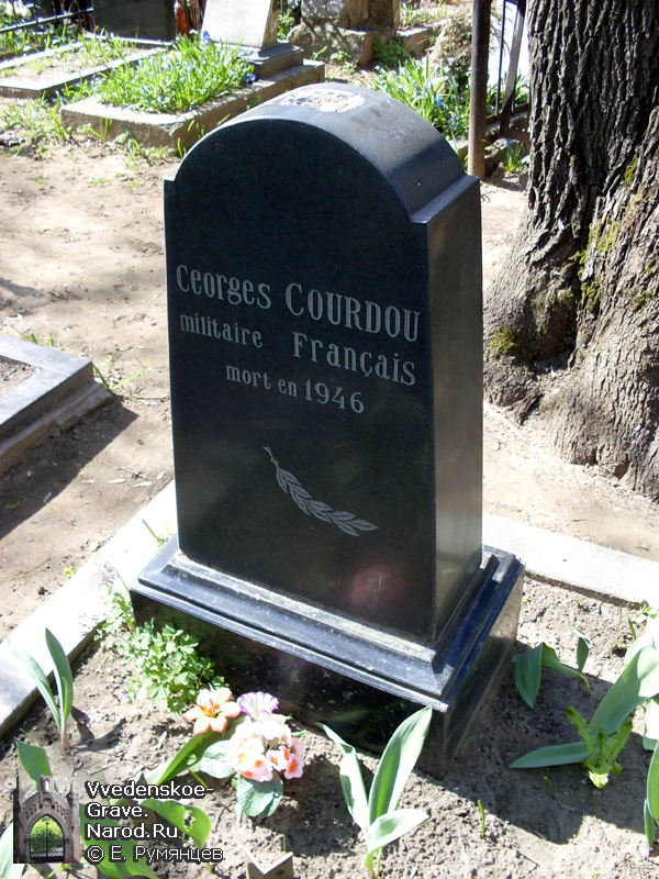 Участок № 9,
Место захоронения праха Жоржа Курду
(20.05. 2009, © Евгений Румянцев)